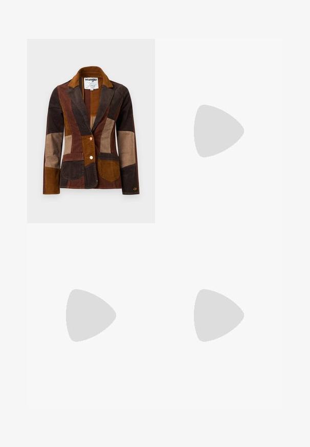 Brauner Cord-Blazer mit einem Patchwork-Design in verschiedenen Brauntönen, einschließlich dunkler, mittlerer und heller Nuancen. Auffällige Vordertaschen.; Weißes ärmelloses rippenstrick Tanktop mit goldener metallischer Schrift "Cowgirl" auf der Brust, präsentiert vor einem schlichten Hintergrund.; Bügelfaltenhosen aus Cord mit vertikalen Streifen in Braun, Beige und Senf. Auffälliges Design mit hoher Taille und fünf Taschen.; Schwarze Lackleder-Mary-Jane-Schuhe mit spitzem Zeh, verstellbarem Riemen und Blockabsatz, die über eine glänzende Oberfläche und ein minimalistisches Design verfügen.; Grauer gerippter Croptop und olivgrüner Rock mit hoher Taille. Das Modell hält eine weiße Schultertasche mit Ausschnittdetails. Schlichte Gestaltung, taillierte Silhouette.