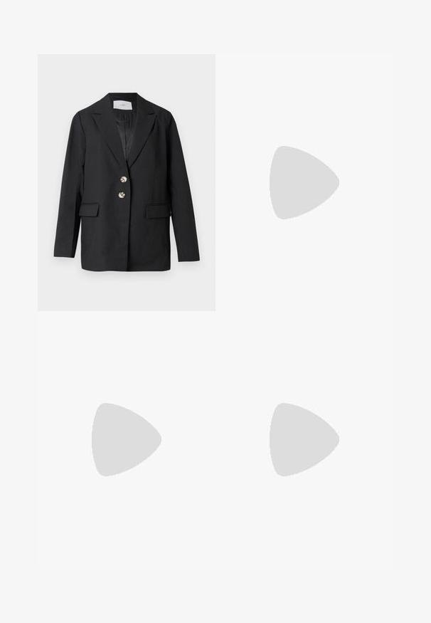 Sort skræddersyet blazer med to sølvknapper, hakkede revers, klaplommer og lange ærmer, hængende mod en hvid baggrund.; Grå turtleneck sweater lavet af blødt strikmateriale med ribbede manchetter og kant. Har en afslappet pasform og en struktureret halsudskæring.; Hvid skjorte med knapper lavet af glat bomuld med en klassisk krave, der har en lige søm og beige knapper langs forsiden.; Bredde grå denim jeans med snøre i taljen og forlommer. Stoffet har en let struktur og en falmet overflade.; Mørkeblå sportsko med ruskind og mesh-materialer, udstyret med gummisål, snørebåndsdesign og en gylden logoaccent.; Sorte ovale solbriller med mørke linser og blank plastramme. Har et guldlogo på stykket, hvilket giver et slankt og moderne design.; Sort tote taske lavet af stof, med et fremtrædende prægede logo i et cirkulært design. Glat tekstur med kontrasterende læderdetaljer.