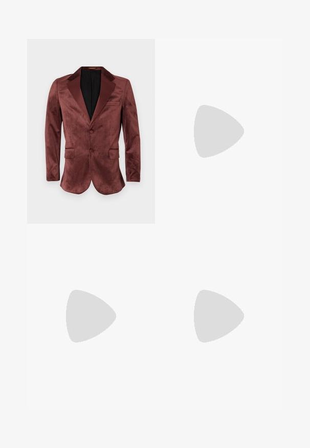 Blazer de terciopelo burdeos con solapas de satén, dos bolsillos frontales, cierre de un solo botón y forro interior negro. Textura suave.; Camiseta de tejido acanalado en beige claro con mangas cortas y un escote redondo, exhibida sobre un fondo blanco liso.; Pantalones gris ajustados hechos de tela texturizada, con un diseño de pierna recta, pliegues frontales y una cinturilla estándar con lazos para cinturón.; Zapato de cuero negro con punta redonda, diseño con cordones y suela de goma gruesa. Presenta una lengüeta en el talón y acentos texturizados.