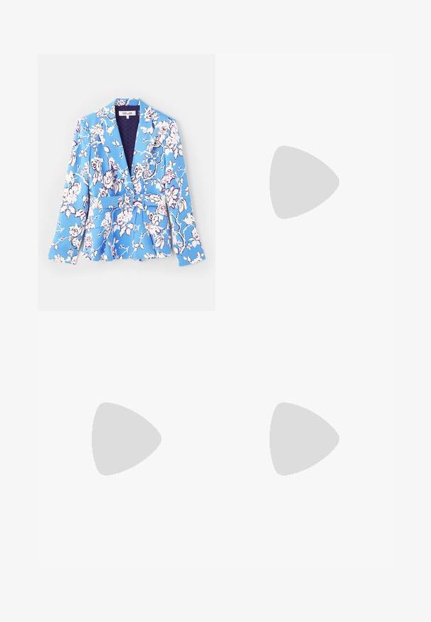 Sacou cu imprimeu floral în nuanțe de albastru, dotat cu o curea la talie, rever ascuțit, mâneci lungi și interior captusit cu o textură matlasată.; Rochie fără mâneci de culoare bleumarin, cu decolteu pătrat, având o fustă albă, plisată. Fabricată dintr-un material ușor, cu cusături vizibile la tiv.; Elleme ASYMMETRIC STRAP - Papuci înalți - white; Cercei din aur cu un design neted și rotunjit, având un finisaj lustruit. Cerceii au o formă compactă și chunky și un închizător fără sudură.