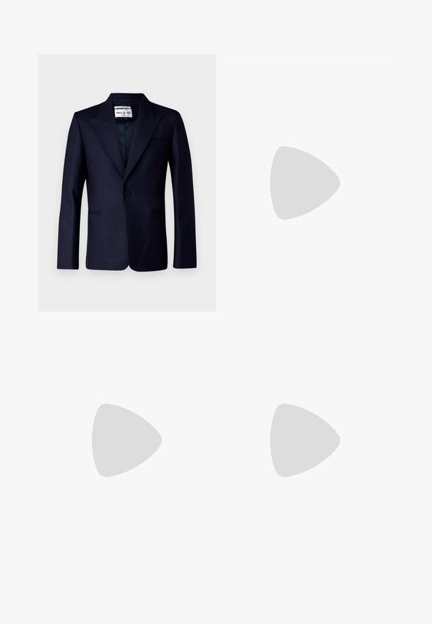 Paul & Joe ULEO - Giacca - marine; Camicia bianca a maniche lunghe con bottoni, realizzata in cotone, caratterizzata da una tasca sul petto con ricamo tonale, colletto e polsini con bottoni.; Pantaloni corti neri in lino con vita regolabile, caratterizzati da una vestibilità rilassata e un design lungo fino al ginocchio. Texture liscia, stile semplice e classico.; Mocassini neri in pelle con una texture liscia, punta arrotondata e una striscia decorativa sulla tomaia. Tacco basso impilato, design minimalista.; Borsa a tracolla in tessuto beige chiaro con finitura testurizzata, dotata di due manici in pelle marrone a contrasto e dettagli metallici nella parte superiore.