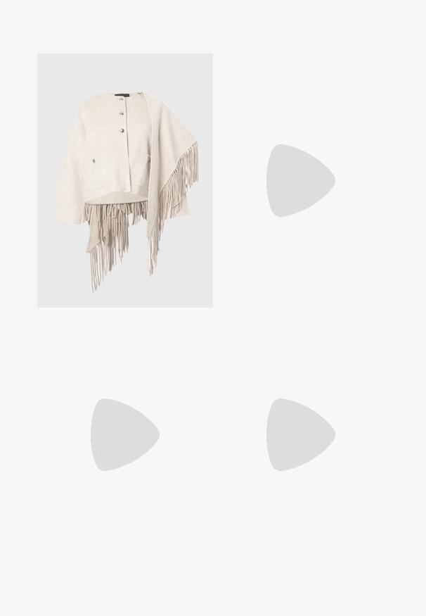 Villane segajakk kerge beežiga, ümara kaelusega, nööpkinni, kahe esisebeta ja asümmeetrilise hemiga, millel on pikad sälgud.; Valge lühikesed varrukad puuvillane särk. Omab nööbiga esist, rinna taskut ning väikest musta logo all vasakul.; Pruunid lai jalgadega püksid, mis on valmistatud siledast kangast, esise nööbiga kinnitusega, kahte esist taskut ja puhtaid, vormitud jooni.; Must kuulsad nahast kandadega kingad, millel on terav nina, koos kootud detaili ja volditud ülaosaga. Lame tald minimaalse riistvaraga.