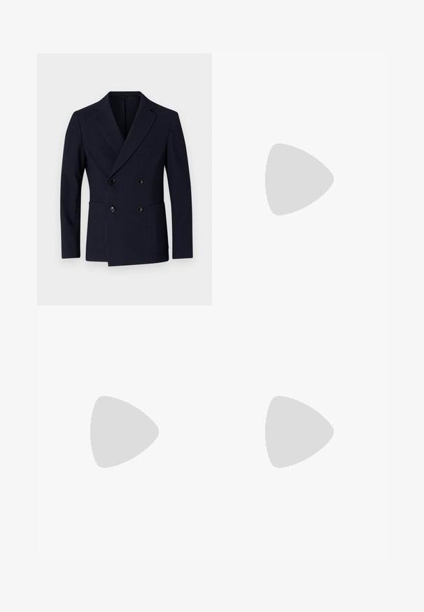 Ναυτικό σακάκι διπλής όψης με υφή, πικέ πέλμα, δύο μπροστινές τσέπες και δύο μαύρα κουμπιά για κλείσιμο.; Δύο απλά βαμβακερά μπλουζάκια, το ένα μαύρο τοποθετημένο μπροστά απ�ό το λευκό, και τα δύο με κοντά μανίκια και στρογγυλές λαιμοκοπές.; Γκρι βαμβακερό παντελόνι με ίσια γραμμή, διαθέτει μπροστινό κλείσιμο με κουμπί, θηλιές για ζώνη και πλαϊνές τσέπες.; Λευκό αθλητικό παπούτσι με επάνω μέρος από πλέγμα και συνθετικό υλικό, στρογγυλή μύτη, επίπεδους κορδόνια και υφή στη λωρίδα στο πλάι. Καουτσούκ σόλα με λαβή στο πίσω μέρος.