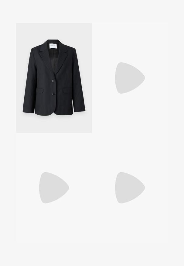 Svart pinstripe blazer med en strukturert design, med noterte lapeller, to frontlommer og en enkelt knappelukking. Glatt innvendig fôr.; Hvit cropped T-skjorte, korte vide ermer, myk bomullsmateriale, rund halslinning med subtilt oransje kantbånd, minimalistisk design, uten mønstre eller grafikk.; Hvite vidde bukser med høy midje, med frontfolder og en glatt tekstur, laget av lett stoff.; Svart lær hæl sandal med justerbar ankelstropp, åpen tå design og firkantet blokk hæl. Glatt tekstur, minimalistisk stil.