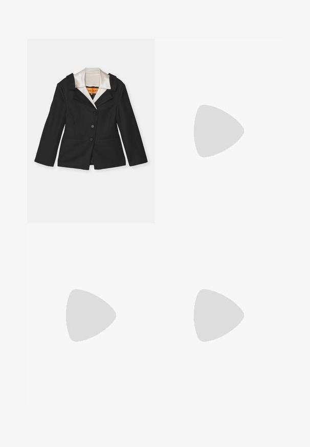 Stine Goya DOUBLE COLLAR TAILORED - Bleiser - black/butter milk; Musta pikemate varrukatega särk, millel on krae ja kortsus tekstuur, täispikk nööpidega eesmine osa ja varrukate mansetid. Valmistatud siledast kangast.; Mustad püksid siledast kangast, millel on kõrge vöökoht, laiad jalad, esimesed kortsud ja klassikalised vööloopid. Küljepockets pole nähtavad.; Must must have must toote tõmblukuga, dekoratiivsed rihmad metallist silmadega ja madal blokk-kand. Tekstureeritud pind.