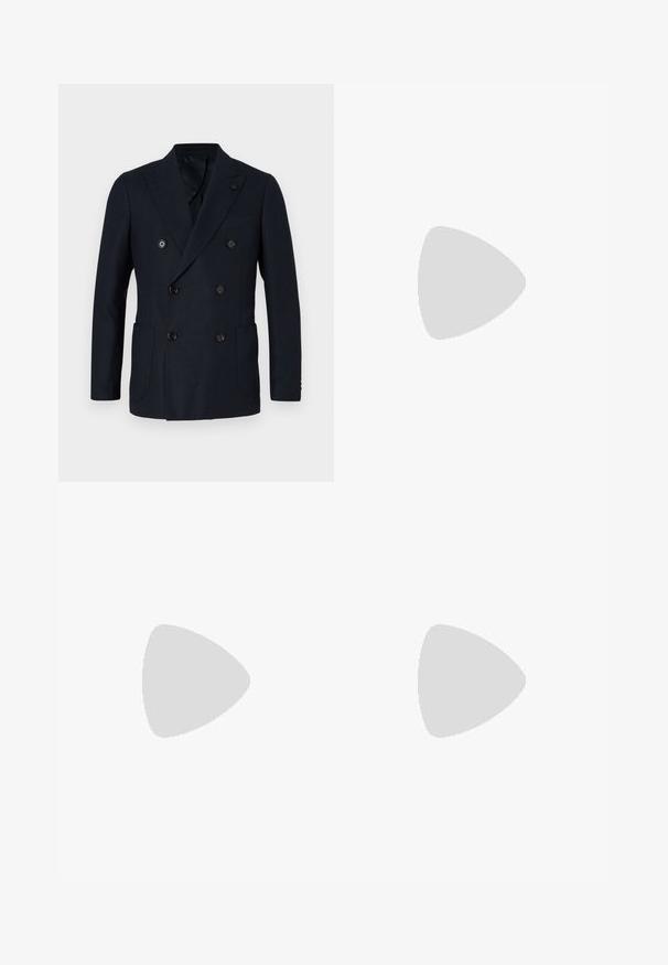 Kaksiriviline tume mereväe sinine bleiser tekstureeritud kangast, neli esimest nuppu, lõhenenud krae ja kaks küljekotti. Klassikaline kohandatud lõige.; Valge pikamaa varrukatega nööbiga särk, mis on valmistatud puuvillast ja millel on rinna tasku toon-toonis brodeeringuga, krae ja nööbiga mansetid.; Prunnid, kõrge vöökohaga püksid, mis on valmistatud tekstureeritud kangast. Omavad laiu jalgu ja kahte eesmist voldikut struktuuri jaoks. Korralik viimistlus, ilma nähtava riistvarata.; Mustad mustad nahast loafers sileda tekstuuriga, ümarat ninaosa ja dekoratiivne riba vampi üle. Madal kihiline konts, minimalistlik disain.