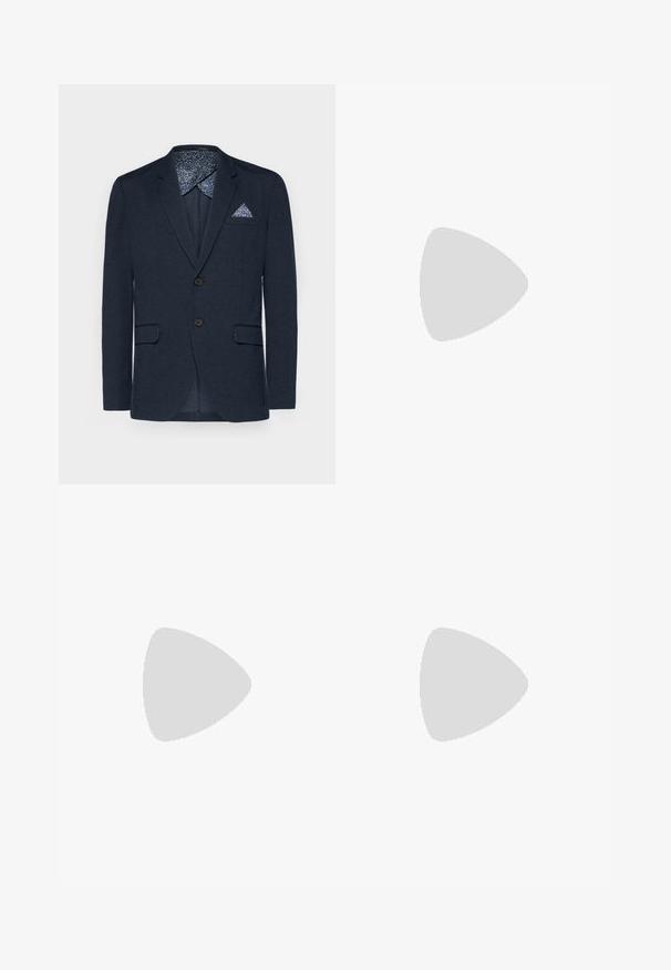 Blazer azul marino con una tela texturizada, dos bolsillos frontales y botones marrones. En el interior presenta un forro con un estampado floral y un pañuelo.; Camisa blanca de manga larga con botones, hecha de una tela suave. Presenta un cuello clásico, botones frontales y puños con un solo botón. Diseño ajustado.; Vaqueros de mezclilla de color azul claro con un diseño de pierna recta, cinco bolsillos y cierre de botones. Textura suave con un acabado clásico descolorido.; Mocasines de cuero marrón con un acento de lienzo topo, detalle de costura y una suela de goma texturizada diseñada para comodidad y durabilidad.; Corbata de seda burdeos, de forma estrecha y con una textura lisa. Presenta una punta afilada, un color uniforme y un acabado suave.