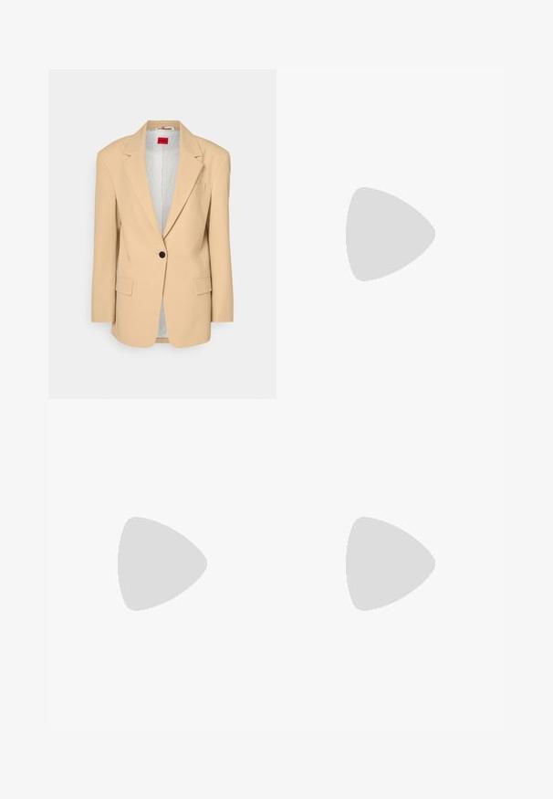 HUGO AGURA - Puspaltis - open beige; Baltas trumpas marškinėliai, plačios trumpomis rankovėmis, minkšta medvilnė, apvali kaklo iškirptė su subtiliu oranžiniu apvadu, minimalus dizainas, be raštų ar grafikų.; Juodi pritaikyti kelnių modeliai su tiesiomis kojomis, pasižyminčios lygiomis tekstūromis ir ryškiomis klostėmis priekyje. Nėra matomų detalių.; Kreminės blokų kulno šlepetės su plonomis dirželiais ir kvadratiniu pirštu. Lygus medžiaga su minimaliais akcentais, sukurtos lengvam dėvėjimui.