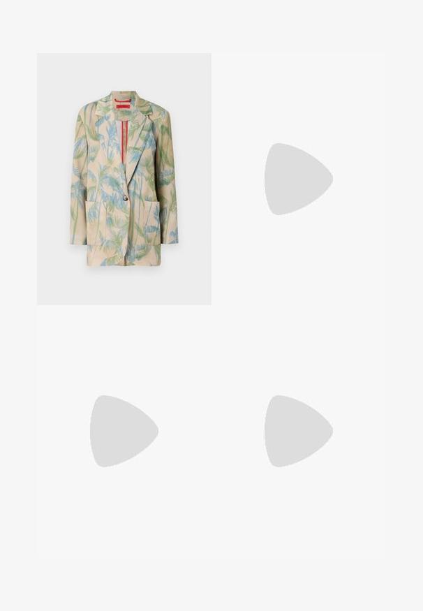 Letvægts beige blazer med grønne og blå palmebladsmønstre, enkeltknap lukning og to forlommer. Forestillet med en rød kant.; Kortærmet top i let stof med en cremet baggrund, der har et mønster af grønne og blå palmeblade. Rund halsudskæring, afslappet pasform.; Afslappet pasform, letvægtsbukser i beige med grønne og blå palmebladprint, med elastisk talje og vide ben.; Sort læderballetsko med rund tå, glat tekstur, minimal syning og et fleksibelt såldesign.