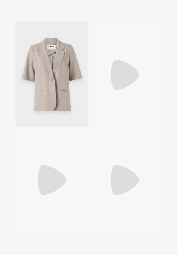 Blazer beige à manches courtes en tissu texturé, avec une fermeture à un bouton, deux poches avant et des revers crantés.; Haut à col roulé à manches longues blanc, fabriqué en tissu lisse et extensible. Il présente un col haut et une coupe ajustée, sans motifs ni embellissements visibles.; Jeans larges bleu clair en denim, dotés d'une taille haute, d'un design à cinq poches et d'un léger dégradé pour un aspect usé.; Baskets plates blanches en matériau synthétique lisse, avec un bout arrondi, un design à lacets et une semelle en caoutchouc texturé. Accent de talon noir.