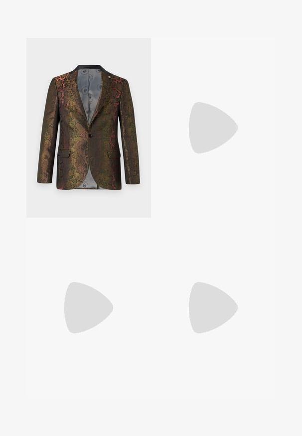 Blazer texturé avec un motif de serpent multicolore. Conçu avec un bouton unique et deux poches avant. Col sombre.; Ensemble de cinq t-shirts en noir, blanc et bleu marine. Tissu en coton, manches courtes, design col rond et texture unie sans motifs.; Pantalons à motifs verts présentant un design imprimé de serpent avec des nuances de marron et d'orange, coupe droite et texture lisse.; Mocassins en cuir noir avec une finition lisse, un bout arrondi et une petite flèche décorative. Dotés d'un petit talon empilé et d'un détail de marque subtil.