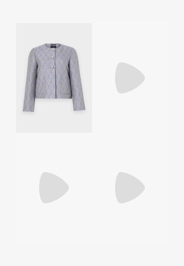 Veste courte en lavande clair avec un motif floral doré. Elle présente un col rond, quatre boutons métalliques et deux poches avant.; Chemise blanche à manches longues avec col, en coton. Présente un devant à boutons et une poche poitrine unique. Texture lisse, coupe décontractée.; Jeans ample bleu foncé en denim avec taille haute, ornés de surpiqûres orange, d'un design à cinq poches et d'une fermeture à bouton.; Baskets basses blanches avec un tab de talon noir, semelle plateforme, lacets et logo "CK" de Calvin Klein sur le côté.