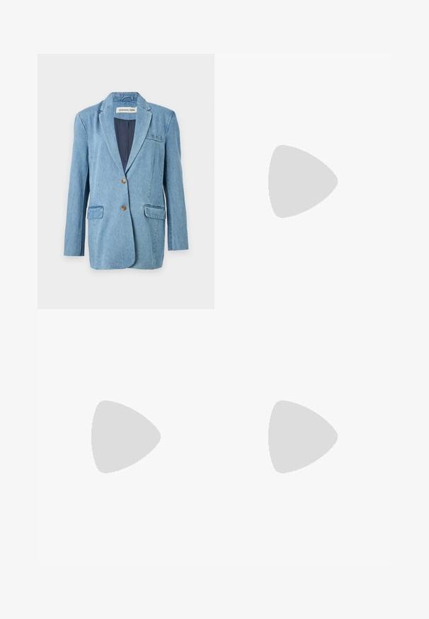 Denim blejzr v světle modré barvě s jedním knoflíkem, s výstřihy ve tvaru klop, dvěma předními kapsami a hladkou vnitřní podšívkou.; Filippa K BRAID - Svetr - black; Černé kalhoty vyrobené z hladké tkaniny, vybavené vysokým pasem, širokými nohavicemi, předními záhyby a klasickými poutky na opasek. Nejsou viditelné boční kapsy.; Černé kožené kotníkové boty s špičatou špičkou a elegantním designem. Mají nízký podpatek a zipové zapínání na zadní straně. Hladká textura.
