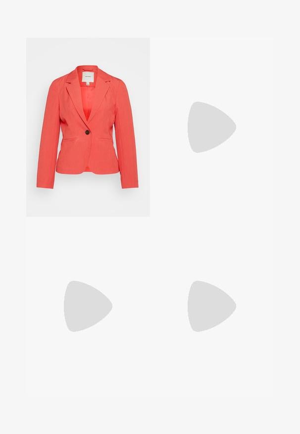 Vero Moda VMSARAH FITTED  - Bleiser - cayenne melange; Kaks lühikeste varrukateta toppi mustas ja valges, valmistatud ribakudumist, ümarate kaelustega ja sobiva disainiga. Mõlemal on nähtavad sildid.; Heled sinine teksaseelik, millel on sirge lõige, ees lõhik, viie tasku disain ja lukuga nööbiga sulgemine.; Valged nahast tossud helesiniste detailidega, hallist suede'ist varvas ja pruun kummitald. Omab kolme sinist triipu ja "Samba" brändimist.