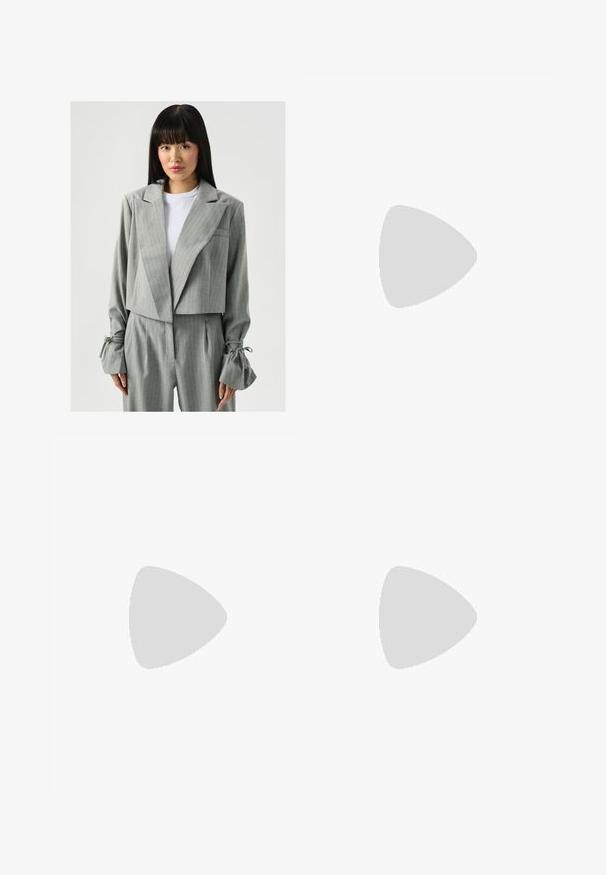 Laurella Žakete - light grey; Balta kokvilnas T-krekls ar īsām piedurknēm un apļveida kakla izgriezumu. Piedāvā melnu Adidas logotipu uz krūtīm un kontrastējošu melnu iekšējo apkakli.; Krēma krāsas sporta bikses ar brīvu piegriezumu, ar tumši brūnām sānu svītrām un izšūtu logotipu kreisajā augšstilbā.; Gaiši zili sporta apavi ar zaļiem akcentiem, veidoti no zamša un sintētiska materiāla, ar trim svītrām un teksturētu zoli. Stilizēti ar brīviem džinsiem.