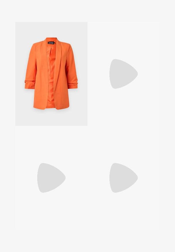 Orange blazeren med en glat tekstur, åben front og rullede trekvartærmer. Har en skræddersyet pasform og et enkelt, klassisk design.; Hvid bomulds t-shirt med rund halsudskæring og korte ærmer. Har et cirkulært tekstdesign i små prikker, der læser "Pepe Jeans London."; Sorte, flagrende bukser med en glat tekstur, mellemhøj talje og sidelommer. Simpelt design uden mønstre eller pynt.; Hvide høje kanvas sneakers med sort gummisål, gummitåhætte foran og seks øjehuller til snørebånd, der har et rent, minimalistisk design.