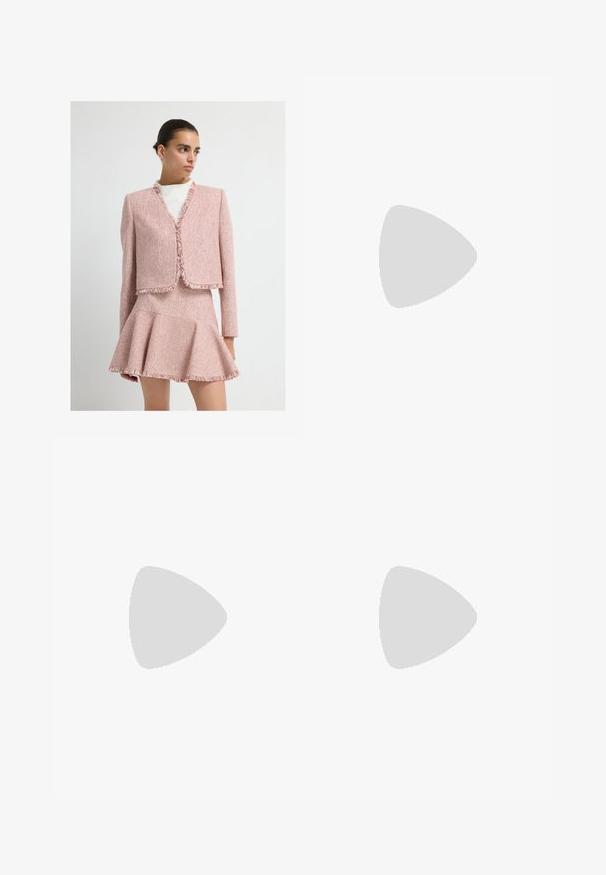 Różowa tweedowa kurtka z postrzępionymi brzegami, o prostym kroju, oraz rozkloszowana mini spódnica, z teksturowanym wzorem i długimi rękawami.; Beżowy sweter z dzianiny z wysokim kołnierzem, półdługim zamkiem błyskawicznym i rękawami z opadającymi ramionami. Posiada ściągacze na dole i przy mankietach.; Jasnobeżowe bawełniane spodnie o luźnym kroju, zwężających się nogawkach, przednich kieszeniach i pojedynczym guziku przy pasie.; Brązowe zamszowe niskie sneakersy z kremowymi akcentami, teksturowana powierzchnia, czarna gumowa podeszwa oraz wyhaftowane logo z boku i na języku.; Brązowa zamszowa torba na ramię z dwoma paskami, złotymi detalami i regulowanymi sznurkami po bokach. Posiada zamek błyskawiczny i gładką fakturę.