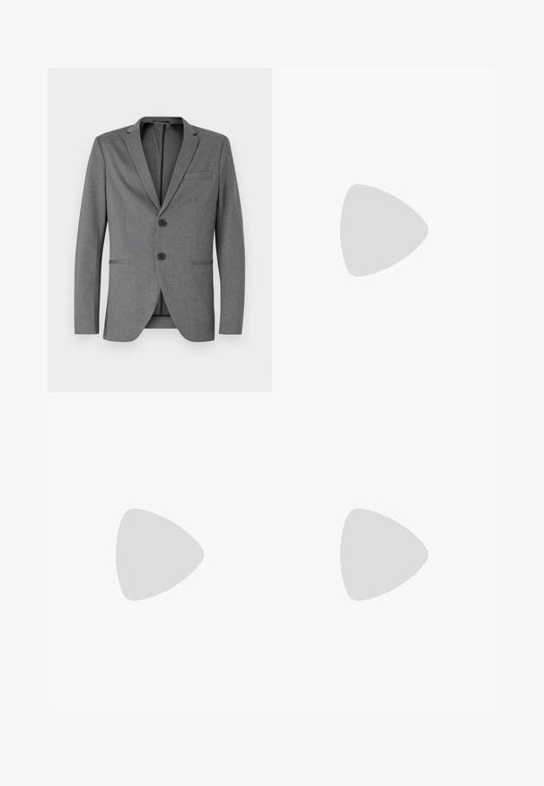 Blazer cinza com dois botões pretos, lapelas de notched e um único bolso no peito. Feito de um tecido texturizado com um corte ajustado.; T-shirt branca de mangas curtas com o texto vermelho "Edição Originais do Estúdio" no lado esquerdo do peito, apresentada sobre um fundo cinza neutro.; Calças de ganga de algodão em creme, com um design de perna reta, apresentando um fecho frontal por botão e um estilo padrão de cinco bolsos.; Sapatilhas brancas de atacar com uma superfície texturizada, sola grossa e design minimalista. Possui o logo da marca na lateral.