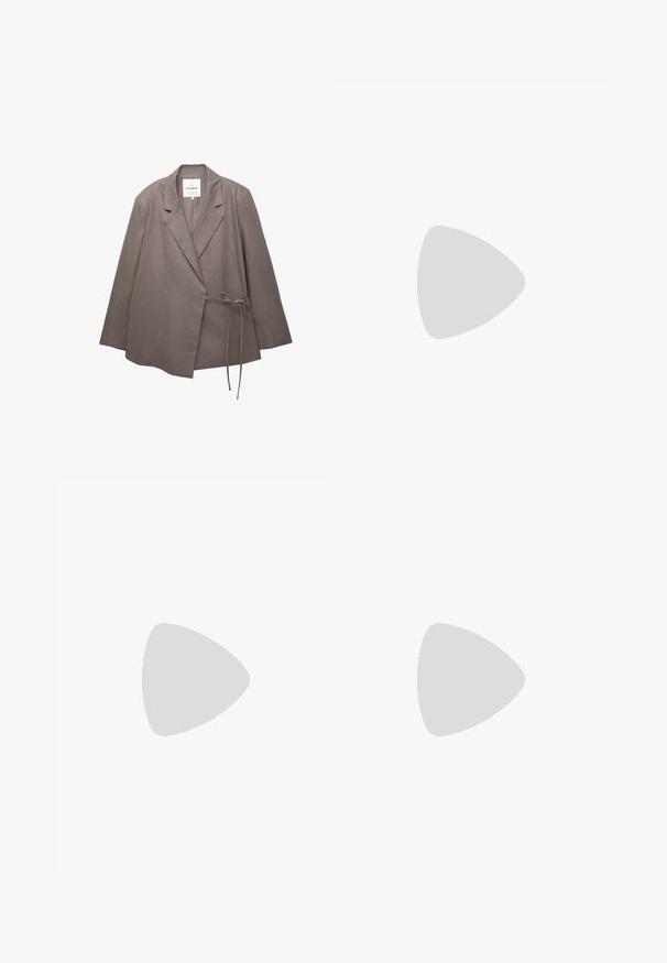 Taupe ženska blazer jakna z dolgimi rokavi, s spuščeno ovratnico in stranskim vezanjem, izdelana iz lahkega materiala.; Svetlo bež kratkosleeven majica s okroglim ovratnikom, izdelana iz mehke, gladke tkanine. Ima sproščen kroj in raven rob.; Bela široka hlače iz mehkega materiala, z vrvico v pasu in dvema sprednjima žepoma. Gladek texture in brez vidnih vzorcev.; Ravne sandale s svetlo rjavim gumijastim podplatom, zasnovane s tremi prekrivajočimi se belimi usnjenimi trakovi in majhnim lokom na sredini.; Denim torbica s zakrivljenim oblikom, svetlo modre barve, nastavljivim naramnicam in majhno odstranitveno torbico z metalnimi detajli.
