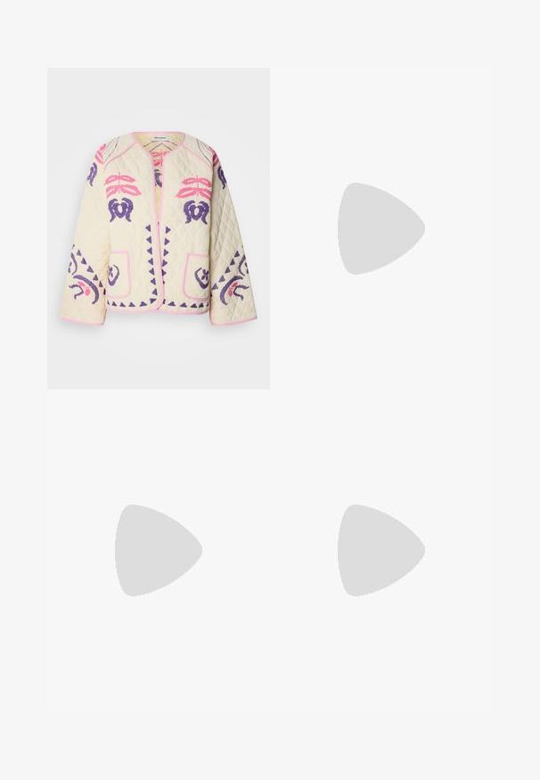 Vuorattu takki vaaleassa sävyssä, jossa on pinkkejä ja violetteja brodeerattuja kuvioita. Takissa on kaksi etutaskua ja pyöreä kaula-aukko vaaleanpunaisella kaitaleella.; Tummansininen corduroy-mekko, jossa on pitkät puffihihat, pyöreä pääntie, kaksi etutaskua ja takana avaus avaimenreikä. Pehmeä, teksturoitu kangas.; Ruskean nahkainen cowboy-saapas, jossa on terävä kärki, brodeeratut pyörteiset kuviot varressa ja kerroslohko korko. Varustettu nostonipulla helpottamaan pukemista.; Kultaiset renkaat, joissa on teksturoitu, epäsäännöllinen muoto. Varustettu saumattomalla suljinnalla ja kiillotetulla pinnalla, mikä korostaa modernia muotoilua.