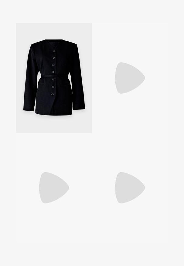 Zwart blazer met een V-hals, lange mouwen, zes knopen aan de voorkant, een ceintuur in de taille en twee zijzakken, gemaakt van een gestructureerde stof.; Donkergroen t-shirt met korte mouwen, gemaakt van zacht, geribbeld materiaal met een ronde hals en een relaxte pasvorm, met minimale stikdetails.; Bruine flared pantalons van een gladde stof, met een tailleband met riemlussen, zijzakken en een brede pijpopening.; Donkerbruine leren instappers met een krokodillenstructuur, een lage hak en gestikte details aan de voorkant voor extra ontwerp.