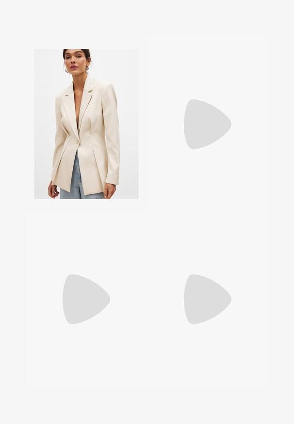 Blazer beige su misura con rever a punta, chiusura a un bottone e spalle strutturate. Il tessuto liscio e l'orlo svasato esaltano il design.; Top bianco aderente realizzato in tessuto a coste, con maniche a farfalla e dettagli arricciati sui lati per texture e forma.; Pantaloni a gamba larga bianchi realizzati in un tessuto leggero. Presentano una vita elastica con cordoncino e tasche laterali. Texture liscia.; Sneakers in suede rosa chiaro con strisce e lacci bianchi, dotati di una linguetta testurizzata e di una suola in gomma, posizionati su un tappeto blu.