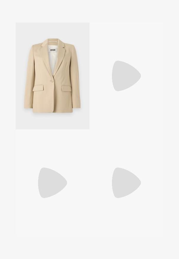 Beige blazer med spids. Enkelt knaplukning, to forlommer og en glat struktur. Mærket inde i blazeren viser "DRYKORN."; Sort kjole med tætsiddende overdel og flydende, silkeagtig nederdel. Korte ærmer, rund halsudskæring, glat tekstur og ankel-længde design.; Sorte patentlæder slingback pumper med spidse tæer, lille hæl og et udsnit design på vamsen. Guldfarvet hardware accent på siden.; Sort læderhåndtaske med en struktureret design, der har en kortet form, tophåndtag og guld hardware-accenter. Justerbar skulderrem inkluderet.
