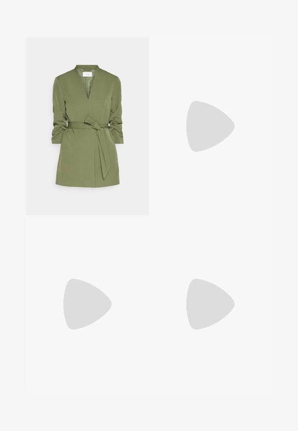 Olivgrön inneslutningsblazer med djup V-ringning, bältad midja och långa ärmar. Slät tyg med subtil lyster och inga synliga mönster.; Tre crew-neck t-shirts i svart, olivgrön och vit. Kort ärm, ribbade halslinningar och en figurnära design.; Ljusblå denimkjol med rak skärning, framfickslits, femficksdesign och dragkedja med knappstängning.; Svarta lackskinnsskor med en kraftig plattformssula och tjocka snören. Rundad tå, minimal detaljering och en liten hälflik bak.; Metallinramade solglasögon med ovala gröna linser. Tunn silvermetallram och svarta öronpluggar. Minimalistisk design, inga synliga logotyper.