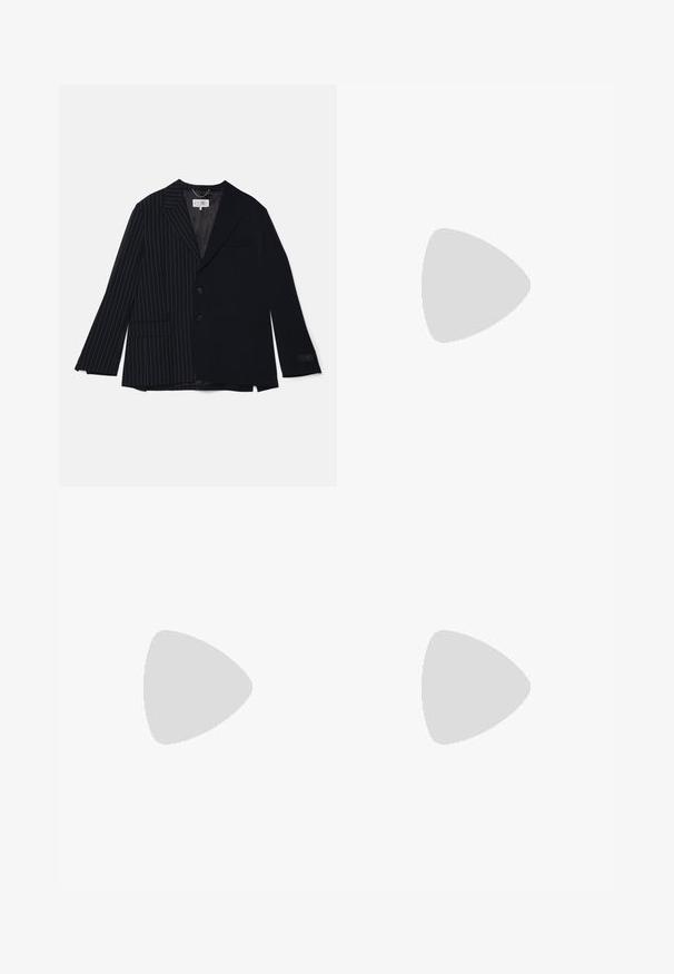 MM6 Maison Margiela JACKET - Sakko - black; Schwarze Baumwoll-T-Shirts im Rundhalsausschnitt-Design, mit kurzen Ärmeln und einem lockeren Schnitt, präsentiert in einem Doppelpack.; Schwarze, weite Hose mit gefälteltem Vorderteil, seitlichen Taschen und einer glatten Stoffstruktur. Entworfen für eine entspannte Passform.; Schwarze Lackleder-Ankle-Boots mit runder Spitze, silberner Seitenreißverschluss, Blockabsatz mit silbernem Akzent und mattschwarzem Boden.