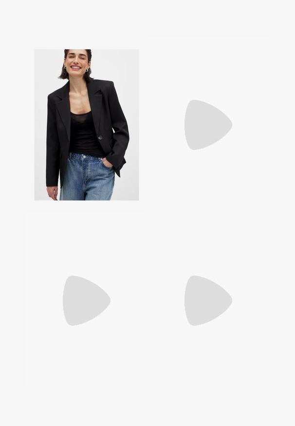 Blazer negro con un diseño estructurado, cierre de un solo botón y solapas afiladas; combinado con una blusa negra transparente y jeans desgastados azules.; Top corto negro de canalé con cuello redondo y diseño sin mangas. Fabricado en una tela suave y elástica, cuenta con bordes limpios y rematados.; Pantalones negros, ligeros, con cintura elástica y tobillos fruncidos. La tela es suave y presenta un diseño relajado y ajustado.; Sandalia negra de tiras con suela gruesa, que presenta tiras delgadas y una correa de tobillo con hebilla. Textura suave con un diseño de suela robusto.; Bolso de mano de cuero gris con asas dobles, de forma rectangular, textura suave y diseño minimalista. Presenta paneles laterales planos y costuras sutiles.