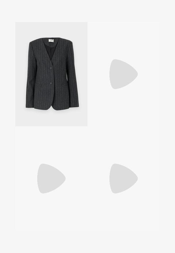 Tummanharmaa pinstripe-bleiseri, jossa on kauluskanta, kaksi etupainiketta ja kaksi sivutaskua. Valmistettu teksturoidusta kankaasta, ja siinä on musta vuori.; Valkoinen lyhythihainen t-paita, joka on valmistettu puuvillasta. Pyöreä pääntie ja rento malli. Sujuva pinta ilman näkyviä kuvioita tai koristeita.; Housut leveillä lahkeilla tummanharmaasta kankaasta, joissa on korkea vyötärö, yksittäiset laskokset ja sileä pinta siistillä viimeistelyllä lahkeiden päällä.; Musta nahkainen oxford-kengät, joissa on nauhakiinnitys, pyöreä kärki, litteä kumipohja ja hillitty ompelutaito yläosassa.