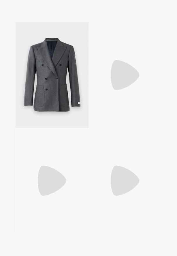 Šedý dvouřadý blejzr s vrcholovými klopami, šesti černými knoflíky, dvěma předními kapsami bez klop a černou podšívkou.; Bílá dlouhá košile s knoflíky vyrobená z bavlny, která má náprsní kapsu s tónovanou výšivkou, límec a knoflíkové manžety.; Hnědé kalhoty s vysokým pasem vyrobené z texturované látky. Mají široké nohavice a dva přední sklady pro strukturu. Úhledné provedení bez viditelné kovových částí.; Černé kožené polobotky s hladkou texturou, zaoblenou špičkou a zdobným páskem přes nárt. Nízký stohovaný podpatek, minimalistický design.