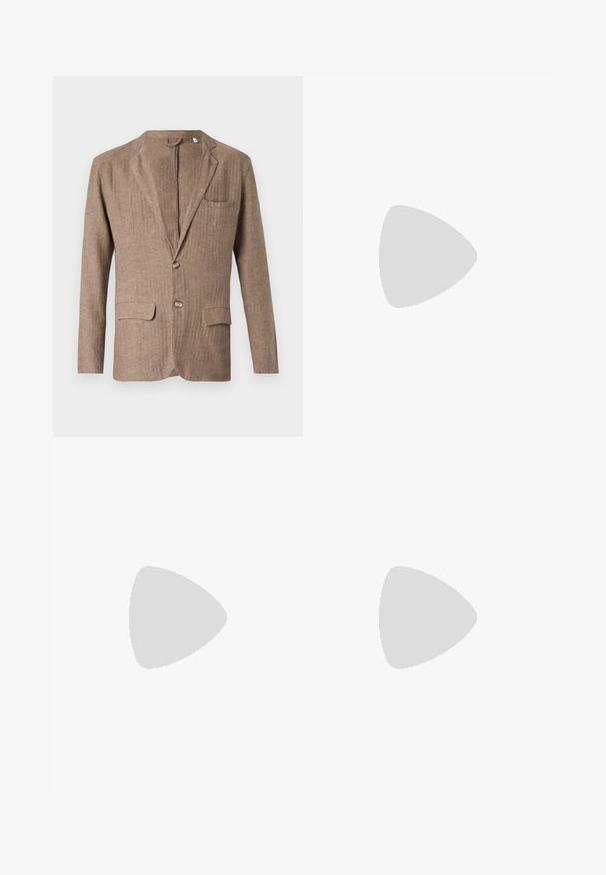 Brun linnblazer med slagkrage, två framfickor, en bröstficka och enfärgad knäppning, med en strukturerad yta.; Svart kortärmad polo t-shirt i en texturerad, ribbad tyg, med en v-ringning och rak fåll. Inga synliga logotyper eller mönster.; Svarta skräddarsydda byxor med slät front, vanlig passform, tillverkade av ett smidigt tyg, med pressade veck och sidofickor.; Svart läderloafers med en slät yta, med en sydd design och en dekorativ metallkedjeaccent över västen. Platt häldesign.