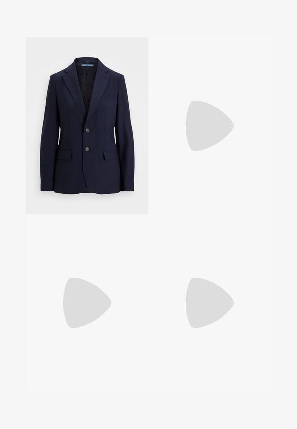 Granatowa marynarka wykonana z gładkiego materiału. Posiada klapę z wykładanym kołnierzem, zapięcie na dwa guziki oraz dwie przednie kieszenie. Minimalistyczny design, bez ozdób.; Biała koszula zapinana na guziki z ostro zakończonym kołnierzykiem, długimi rękawami i małym niebieskim logo na lewej stronie klatki piersiowej. Wykonana z bawełnianej tkaniny.; Granatowe spodnie o dopasowanym kroju, z detalami w postaci zakładek i gładką fakturą. Wykonane z lekkiego materiału, z prostą nogawką.; Polo Ralph Lauren - Półbuty wsuwane