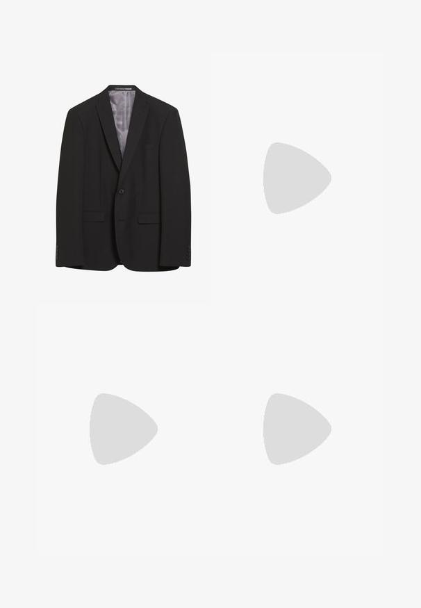 Černý blazer z hladkého materiálu. Obsahuje klopový límec, zapínání na jeden knoflík, dvě přední kapsy a čtyři knoflíkové akcenty na každém rukávu.; Svetle modrá pruhovaná košile s dlouhým rukávem, bílým límečkem a manžetami, s předním zapínáním na knoflíky a zakřiveným lemem. Hladká textura látky.; Olivově zelené lněné kalhoty s předním záhybem, vybavené zapínáním na knoflík a kontrastní kostkovanou podšívkou v pase.; Černé syntetické mokasíny s výrazně prošívanou špicí, měkkou stélkou a plochou gumovou podrážkou; elegantní design s minimálním zdobením.