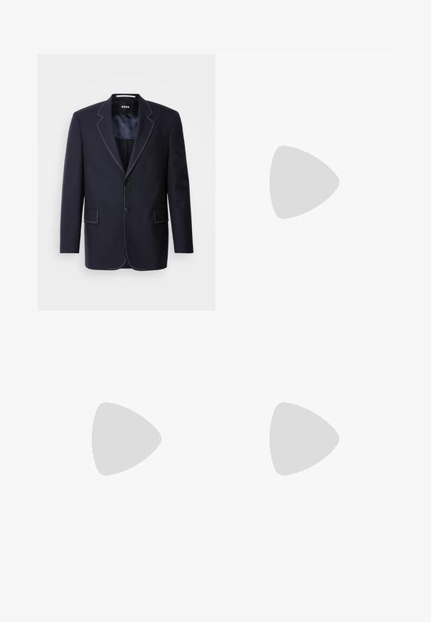 Σακάκι Ναυτικού τύπου από ύφασμα, με αντίθετες λευκές ραφές κατά μήκος των πέλλεων και των ακμών, διαθέτοντας δύο μπροστινές τσέπες και κλείσιμο με έναν μόνο κουμπί.; Μαύρο πουλόβερ σταυρωτό λαιμό, φτιαγμένο από μαλακό υλικό, με μακριά μανίκια και εφαρμοστή γραμμή. Ριγωτή λεπτομέρεια στο τελείωμα και στους καρπούς. Απλός σχεδιασμός.; Ανοιχτό γκρι παντελόνια με λεία υφή, επίπεδο μπροστινό μέρος και ίσιες γραμμές. Κατασκευασμένα από αναπνεύσιμο ύφασμα, διαθέτουν εσωτερικές τσέπες και θηλιές για ζώνη.; Μαύρο δερμάτινο παπούτσι με κορδόνια, με στρογγυλή μύτη, λεία υφή, ελάχιστη ραφή και χαμηλή καουτσούκ σόλα. Λογότυπο στη σόλα.