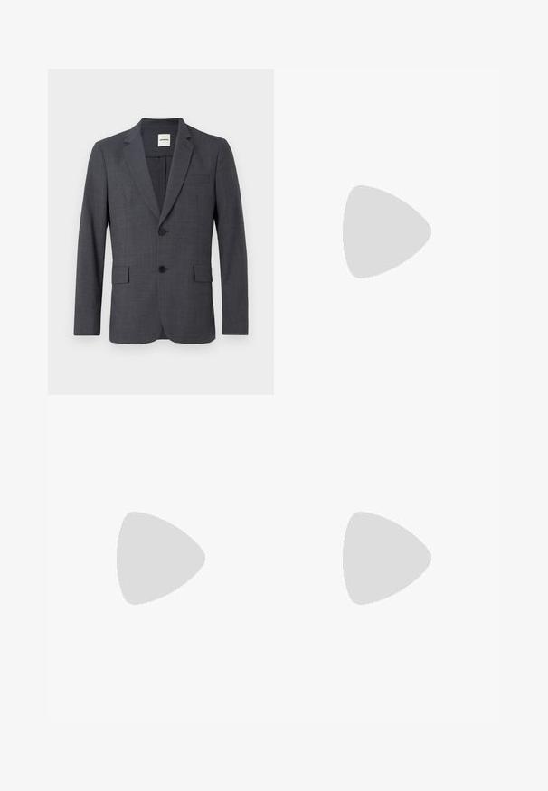 Grauer Blazer mit Reverskragen, einem Ein-Knopf-Verschluss und zwei vorderen Taschen. Hergestellt aus strukturiertem Stoff; verfügt über eine einzelne Brusttasche.; Weißes Langarm-Hemd mit Knöpfen aus Baumwolle, ausgestattet mit einer Brusttasche mit tonalem Stickerei, einem Kragen und Knopfmanschetten.; Schwarze Leinen-Shorts mit elastischem Bund, im entspannten Schnitt und knielanger Ausführung. Sanfte Textur, einfacher und klassischer Stil.; Schwarze Lederloafers mit glatter Textur, rundem Zehenbereich und einem dekorativen Riemen über dem Vorderfuß. Niedriger, gestapelter Absatz, minimalistisches Design.; Tote-Tasche aus hellbeigem Stoff mit strukturiertem Finish, ausgestattet mit zwei kontrastierenden braunen Ledergriffen und Metallakzenten oben.