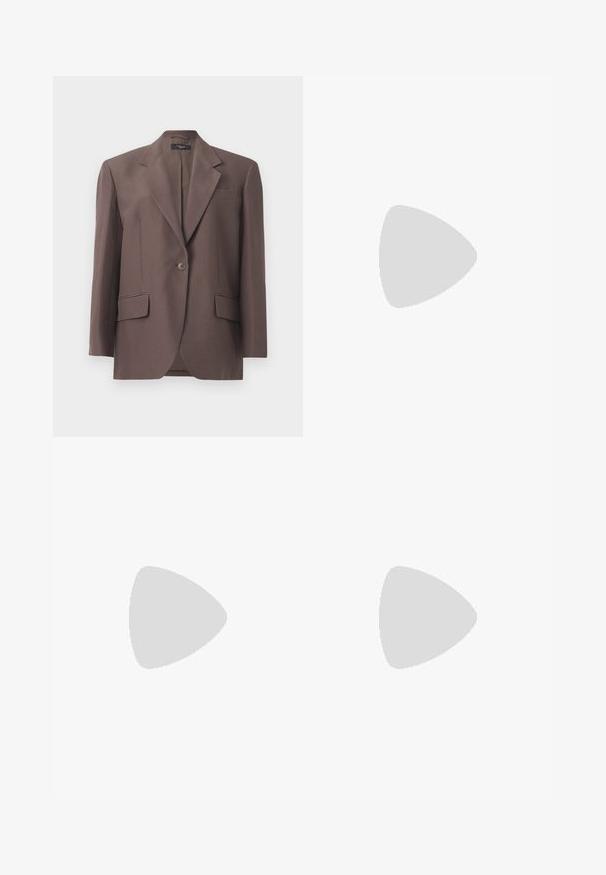 Blazer marron ajusté avec un col cranté, un bouton simple, deux poches avant et une finition en tissu lisse. Composé d'un matériau structuré.; Camisole blanche avec un décolleté en V, des fines bretelles, des touches de dentelle texturée au niveau des épaules, et un ourlet courbé. Texture de tissu lisse.; Pantalons larges beiges en tissu lisse, avec un devant plat avec des plis, une fermeture éclair et des passants de ceinture. Coupe ajustée dans l'ensemble.; Sandale à talons hauts avec lanières en rose doré métallisé, présentant un dessus texturé, un bout ouvert et une sangle de cheville avec une boucle dorée.