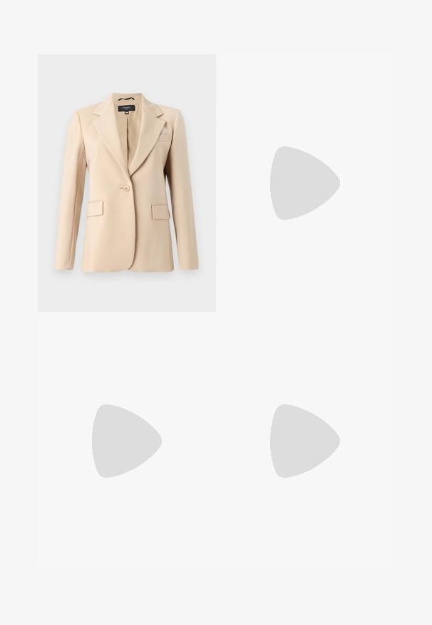 Béžový blazer s klopem, zapínáním na jeden knoflík a dvěma předními kapsami. Vyroben z hladkého materiálu, má přizpůsobený střih.; Bílá tílko s výstřihem do V, tenkými ramínky, texturovanými krajkovými detaily na ramenou a zakřiveným lemováním. Hladká textura látky.; Beige široké kalhoty vyrobené z hladké tkaniny, s plochým předním dílem a záhyby, s zipovým zapínáním a poutky na pásek. Celkově střižené na míru.; Sandálky na vysokém podpatku s páskami v metalické růžové zlaté barvě, s texturovaným svrškem, otevřenou špičkou a řemínkem kolem kotníku s detailním zlatým sponou.