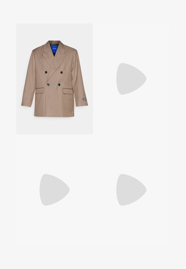 Jack & Jones TROY OVERSIZED - Suknjič - beige; Bela bombažna majica s kratkimi rokavi, okroglo izrezana in udobnega kroja. Gladka tekstura brez vidnih vzorcev ali dekoracij.; Črne hlače z ravnim krojem, narejene iz gladkega materiala. Imajo sprednje gube in enojno zaponko na pasu.; Črne usnjene čevlje z vezalkami, debelim zobatim črnim gumijastim podplatom in rumenim šivom ob robu, ki imajo gladek finiš.