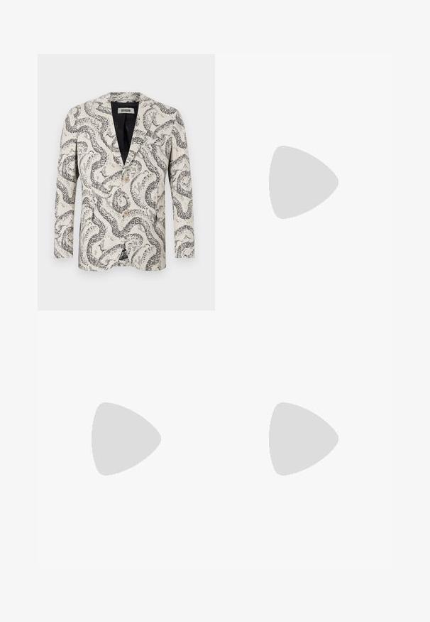 Stilig blazer tillverkad av vävt tyg med ett monokromt ornmönster. Designen inkluderar en spetsig krage, två knappar och en enda bröstficka.; Svart bomullströja med en rektangulär grafik i blått och cream med cirkulära mönster och klotter, designad för en avslappnad passform.; Svarta joggingbyxor i slätt tyg. Har resårmidja med en dragsko, avsmalnande ben och inga synliga fickor. Enkelt design.; Svart låg skor i läder med svarta snören och off-white sula, visas i sidoprofil på vit bakgrund.