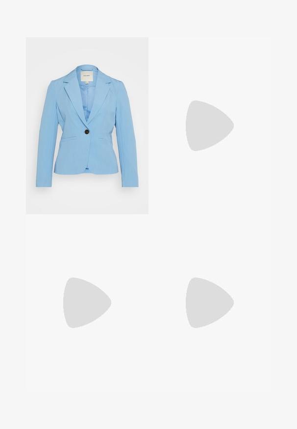 Vero Moda VMSARAH FITTED  - Bleiser - little boy blue melange; Kaks lühikeste varrukateta toppi mustas ja valges, valmistatud ribakudumist, ümarate kaelustega ja sobiva disainiga. Mõlemal on nähtavad sildid.; Heled sinine teksaseelik, millel on sirge lõige, ees lõhik, viie tasku disain ja lukuga nööbiga sulgemine.; Mustad mustri kingad, millel on paks platvormsüstal ja paksed nöörid. Ümar nina, minimaalne detaljide arv ja väike kannataga tab.; Metallist raamistikuga prillid ovaalsete roheliste läätsedega. Õhuke hõbedane metallraam ja mustad kõrvakatted. Minimalistlik disain, nähtavad logod puuduvad.