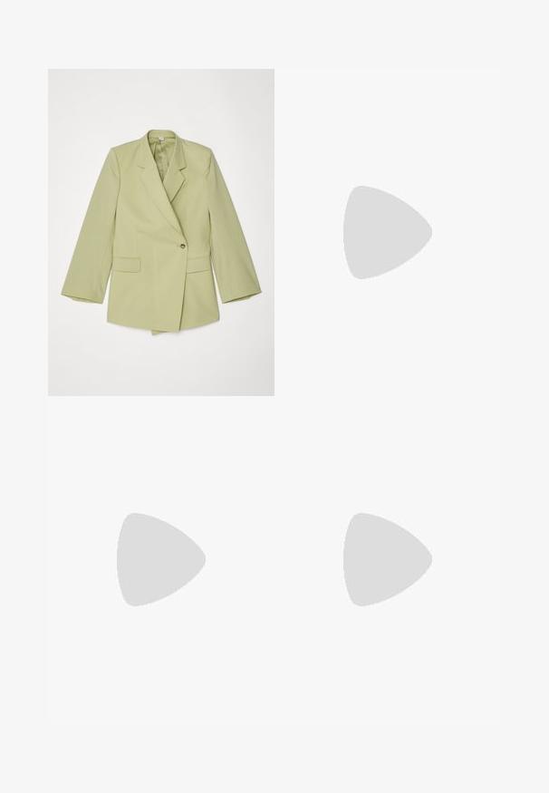 Blazer verde deschis cu un design dublu, guler tip notch, închidere cu un singur nasture și două buzunare frontale. Textură de țesătură netedă.; Tricou alb scurt, cu croială lejeră, mâneci scurte și lățite, de gât rotund și crăpături laterale, realizat din material de bumbac moale.; Pantaloni albi cu croi larg, prevăzuți cu un brâu elastic, având un model texturat din dantelă florală pe întreaga suprafață a materialului.; Pantof cu toc din suede bleumarin, cu vârful ascuțit și un toc de înălțime medie în formă de bloc. Textură netedă cu o strălucire subtilă și o mică decupare în față.