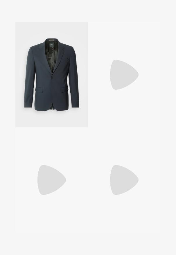 Námornícky modrý blazer vyrobený z hladkej látky. Má jediné zapínanie na gombík, špičaté klopy a dve predné vrecká. Podšívka na vnútorných stranách.; Čierny rolák vyrobený z jemného materiálu, s dlhými rukávmi a tesným strihom. Hranatý lem a manžety s ribbed úpravou. Jednoduchý dizajn.; Svetlosivé nohavice na mieru vyrobené zo štruktúrovanej látky, s jedným zadným vreckom a čistým prešívaním.; Čierne kožené šnurovacie topánky s okrúhlou špičkou, hladkým povrchom, minimálnym prešívaním a nízkym gumovým podpätkom. Logo na podpätku.