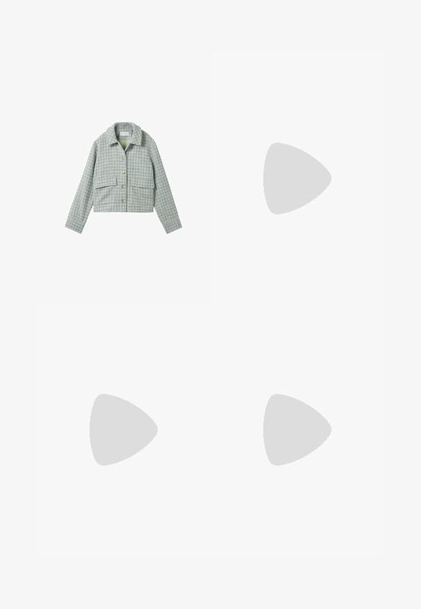 TOM TAILOR Vest - green boucle design; Witte katoenen tanktop met een ronde halslijn, zonder mouwen en een getailleerde vorm. Soepele textuur, eenvoudig ontwerp en minimale stikdetails.; Zwarte wijde broek met een hoge taille, voorzien van een riem met een zilveren gesp en plooien voor extra textuur.; Sportschoenen met een witte leren bovenkant, grijze suède neus en drie zwarte strepen. Bevat een blauw logo op de tong en een gestructureerde rubberen zool.; Zwarte cat-eye zonnebril met donkergrijze lenzen, slank plastic frame, puntige hoeken en rechte pootjes. Geen zichtbare hardware of accenten.; Grijze leren handtas met dubbele handvaten, een afneembare schouderriem, een gladde textuur en een metalen sluiting aan de voorkant. Rond model en minimalistisch ontwerp.