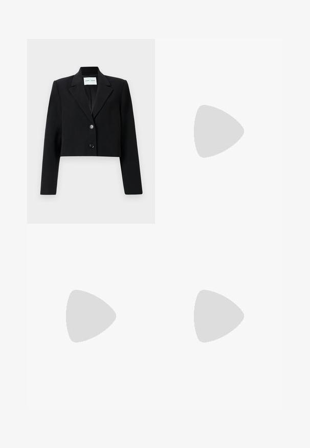 Veste noire raccourcie en tissu lisse. Dotée d'un col à revers, d'une fermeture à bouton unique et de manches longues. Design minimaliste.; T-shirt en coton blanc avec un design graphique triangulaire, des accents floraux et des embellissements en strass. Logo "Guess U.S.A." affiché de manière proéminente.; Jean en denim bleu clair évasé à taille haute, doté de deux boutons et de poches avant. Le tissu a une texture décolorée avec des variations subtiles.; Pompe à talon haut en cuir noir avec un bout pointu et une texture lisse, présentant un talon élancé et un design minimaliste.; Mini sac à main en sequins noirs avec une bandoulière texturée nouée et une chaîne argentée. Forme arrondie avec un haut froncé et des détails réfléchissants.