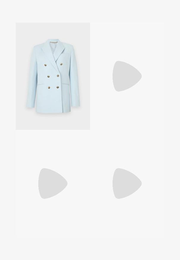 Světlomodrý dvouřadý blejzr z hladké tkaniny, který má zlaté knoflíky, klopové límce a jedno náprsní kapsu.; Bílá tričko s krátkým rukávem vyrobené z žebrované tkaniny. Kulatý výstřih, normální střih a jemné detaily šití. Bez vzorů nebo grafik.; Svetle modré kalhoty na míru se rovnými nohavicemi, plochým předním dílem a poutky na opasek. Vyrobeny z hladkého materiálu, s jemnou teksturou a čistými liniemi.; Černé kožené baletní byty s kulatou špičkou, hladkou texturou, minimálními švy a flexibilním designem podrážky.