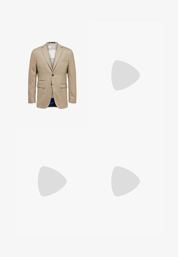 Béžový blazer s textúrovanou tkaninou, ktorý má dve predné vrecká, jedno vrecko na hrudi a zapínanie na jediný gombík. Podšitý svetlou látkou.; Svetlomodrá košeľa s dlhým rukávom a gombíkmi, s klasickým golierom, rovnými okrajmi a jemnou textúrou. Obsahuje centrálny gombíkový zapínací systém.; Olivové ľanové nohavice s predným záhybom, so zapínaním na gombík a kontrastnou kockovanou podšívkou na pase.; Čierne syntetické poltopánky s výrazným prešitým predným detailom, vycpanou vnútornou stielkou a plochou gumovou podrážkou; elegantný dizajn s minimálnym zdobením.