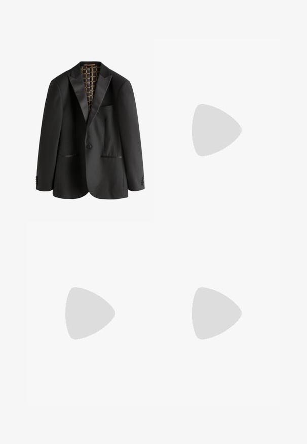 Giacca da smoking nera con rever in raso, chiusura a un bottone, due tasche e fodera interna a motivo oro e nero.; T-shirt in cotone nero con collo rotondo, maniche corte e vestibilità morbida. Texture liscia senza pattern o dettagli visibili.; Pantaloni casual blu navy con vita elastica, tasche anteriori e una texture liscia. Presentano un piccolo etichetta logo vicino alla vita.; Pier One UNISEX - Sneakers basse - black
