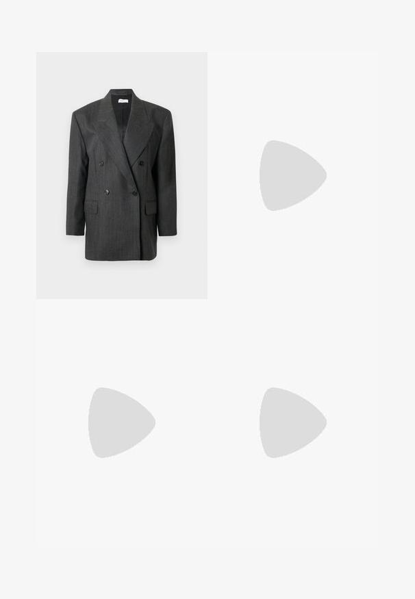 Dvojřadý šedý blazer s vertikálními proužky, velkými klopami, dvěma předními kapsami a černými knoflíky. Strukturovaný střih, materiál z vlněné směsi.; Bílý pletený top s krátkým rukávem a kulatým výstřihem, s hladkou strukturou a jemnými ribovými akcenty na rukávech a lemu.; Černé džíny s vysokým pasem a rovnými nohavicemi, s předním knoflíkem a zipem, dvěma předními kapsami a dvěma zadními kapsami.; Černá kožená vysoká bota na podpatku s špičatou špičkou a kulatým, zaobleným podpatkem. Hladká textura s elegantním, minimalistickým designem.